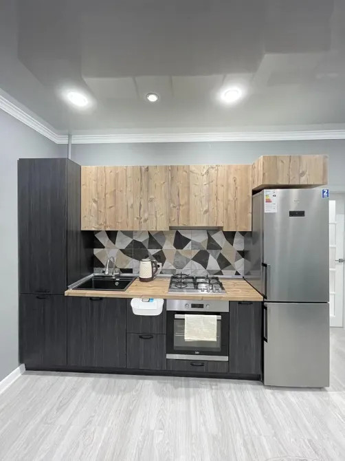 Современная кухня с плитой и холодильником