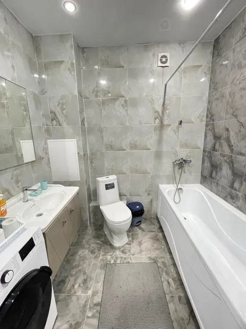 Просторная ванная комната с душевой и ванной