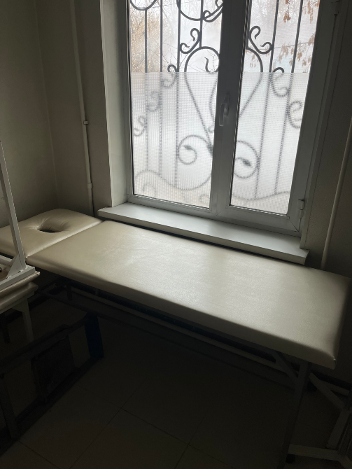 Терезесі бар жарық жұмсақ орындық, бөлшекті көріну