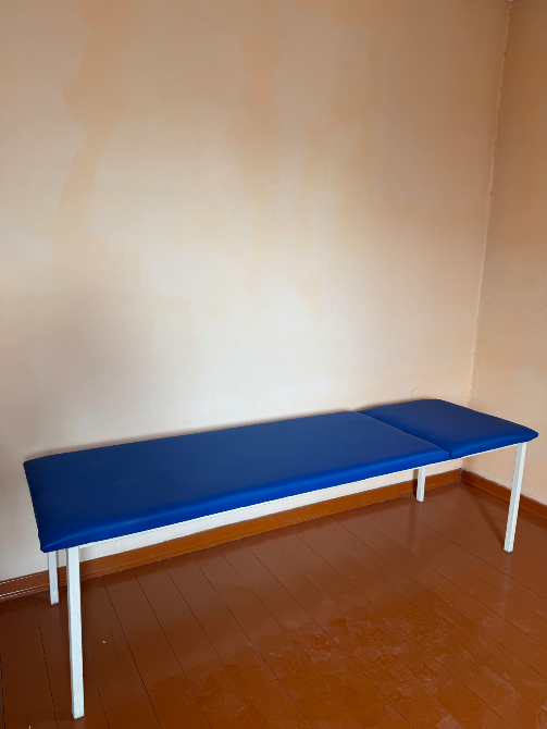 Көшпелі подиясы бар бөлмеде көк жұмсақ орындық