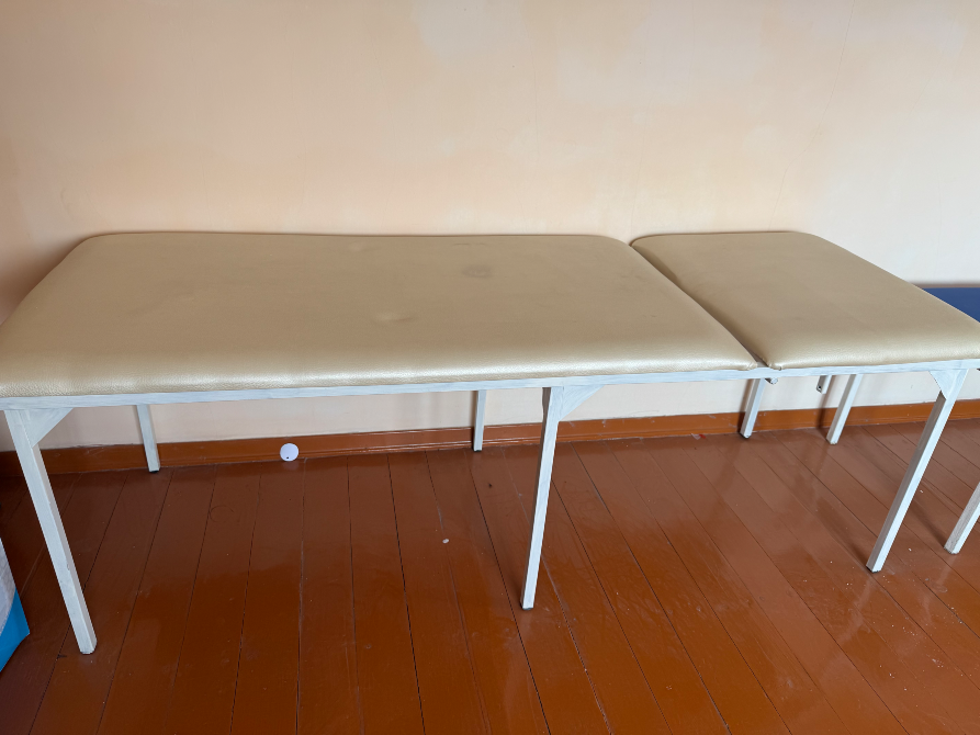 Ж Wooden подиясында екі бежевый жұмсақ орындық