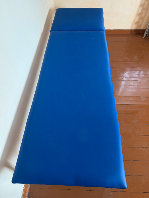 Көк жұмсақ орындықтың үстіңгі көбірек, тегіс беті