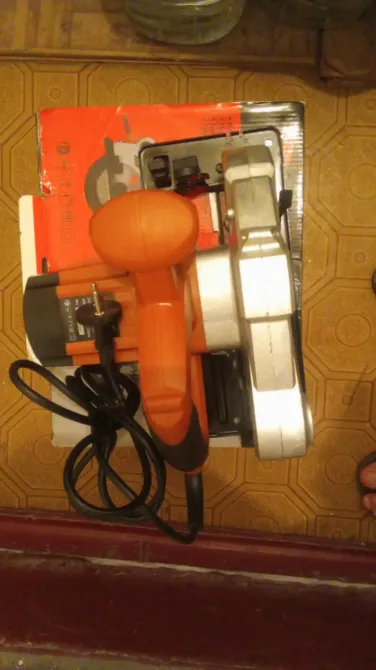 Электрическая пила PIT в упаковке