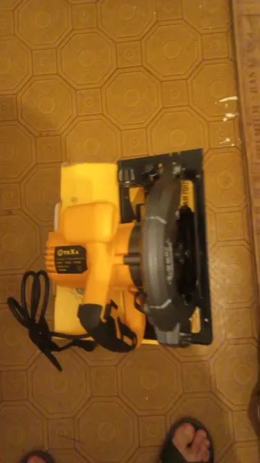 Электрическая пила в жёлтой упаковке