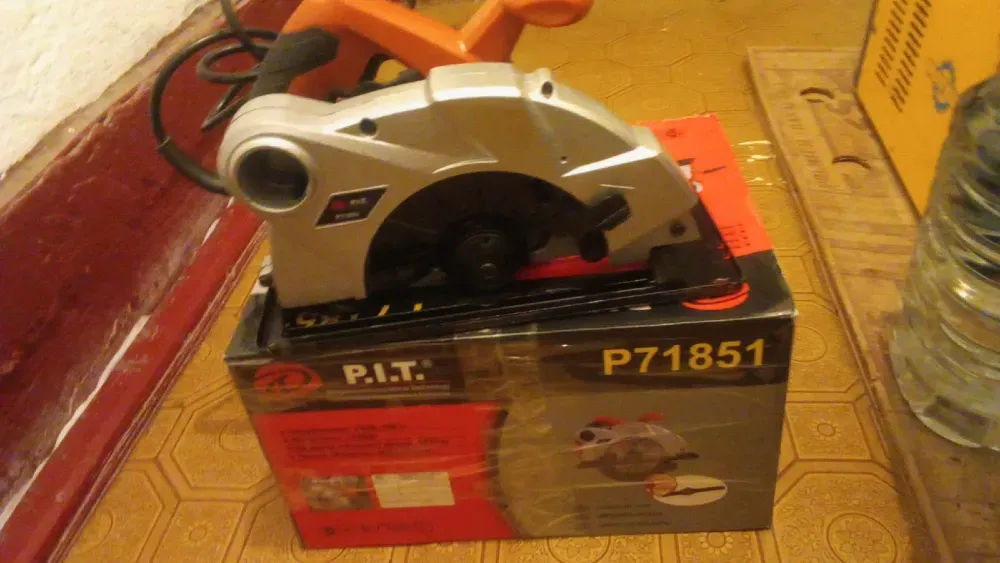 Электрическая пила PIT P71851 на упаковке