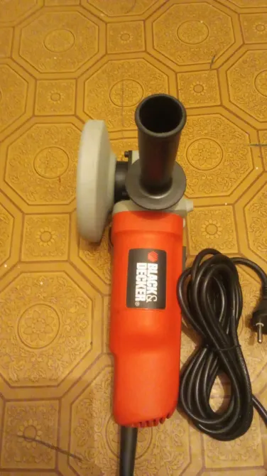 Көк және қызыл бояуымен полировка жасауға арналған құрал, плиткада орналасқан.