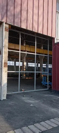 Металлическая рама с горизонтальными перекладинами, сваренная из труб, стоит на земле с теневой подсветкой