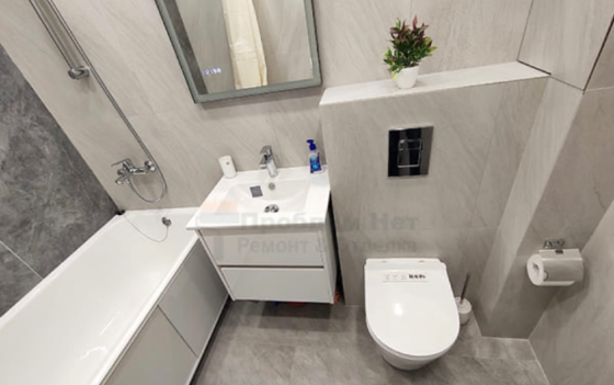 Современная ванная с ванной и раковиной