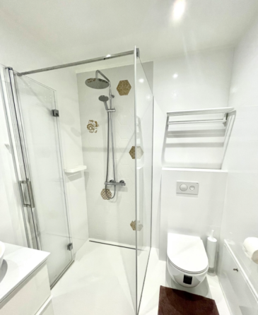 Современная ванная с ванной и раковиной