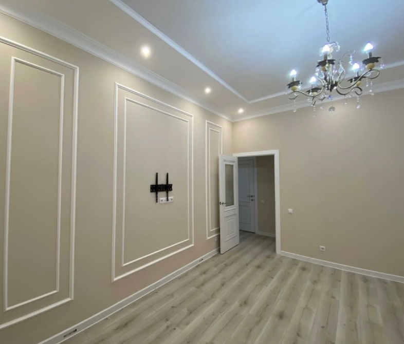 Красивый интерьер комнаты с элементами классического стиля