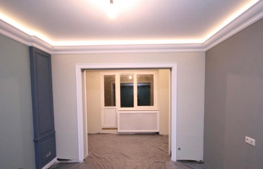 Неприготовленное помещение с освещением и окнами