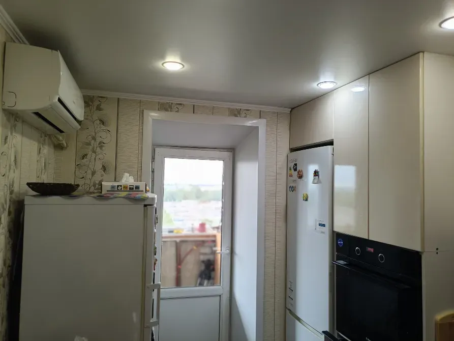 Тоңазытқыш пен плита бар ас үй