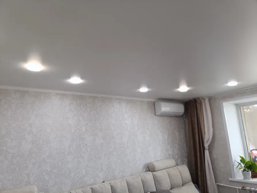 Қонақ бөлмесіндегі жарықтандырғыштармен төбе