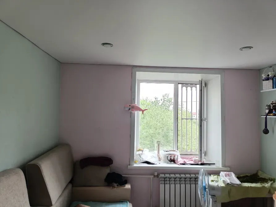 Терезесі мен жиһазы бар бөлме