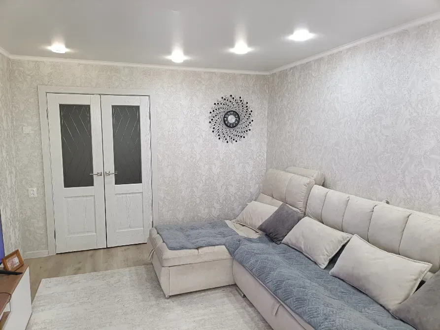 Диван мен сәндік элементтері бар қонақ бөлме