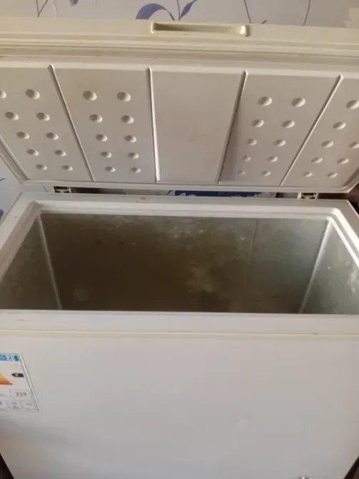 Закрытый холодильник с декоративным фоном и этикеткой управления энергией