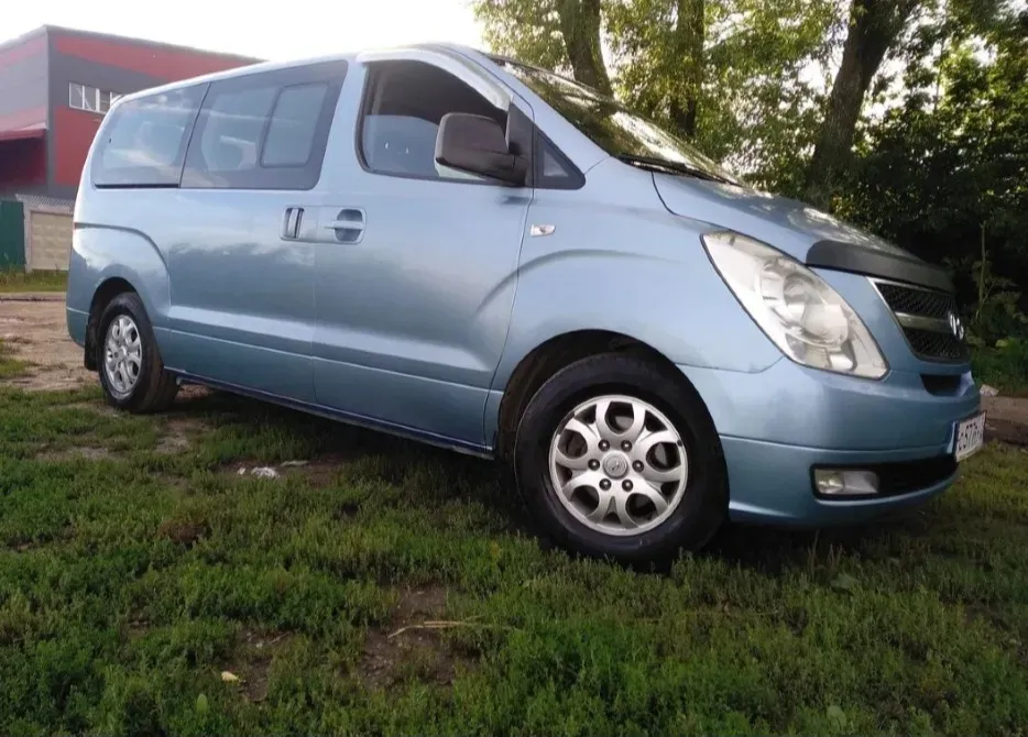 Голубой минивэн жөпті жерде тұр