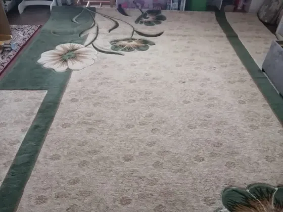 Ковер с цветочным узором на светлом фоне и зелеными элементами оформления