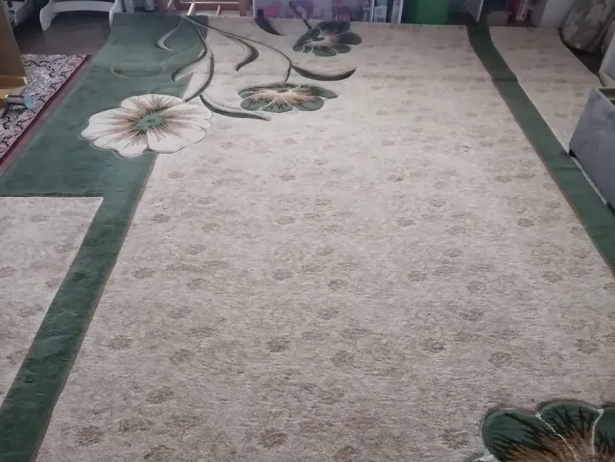 Ковер с цветочным узором на светлом фоне и зелеными элементами оформления