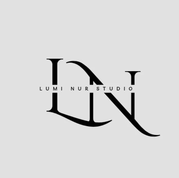 Логотип Lumi Nur Studio с аббревиатурой LN и стильным шрифтом на светлом фоне
