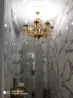 Элегантты ванна бөлмесі мәрмәр қабырғаларымен және шаңырақпен