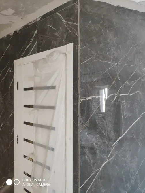 Қара мәрмәр қабырғалары мен есігі бар кеңістік