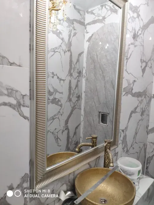 Алтын жақтаудағы үлкен айна мен қола раковина