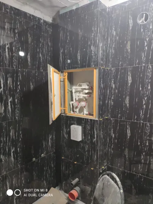 Электрлік шкафпен жабдықталған қара мәрмәр қабырғалары