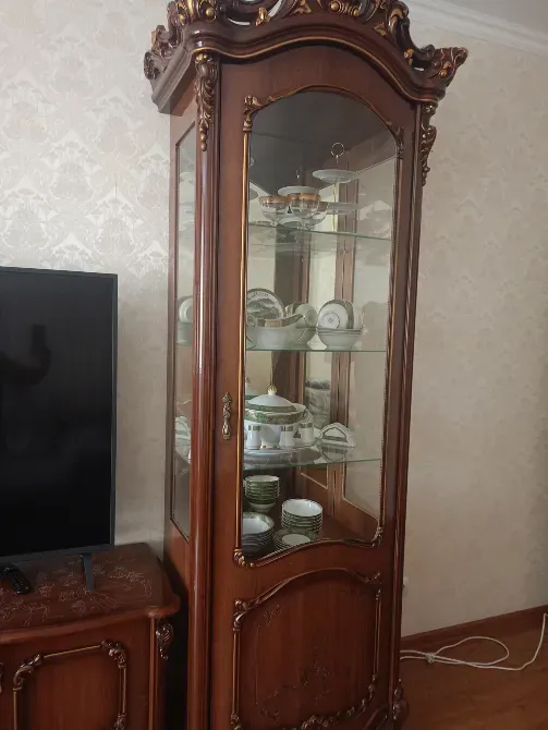 Ағаштан жасалған витрина шкафы, фарфор бұйымдарына толы