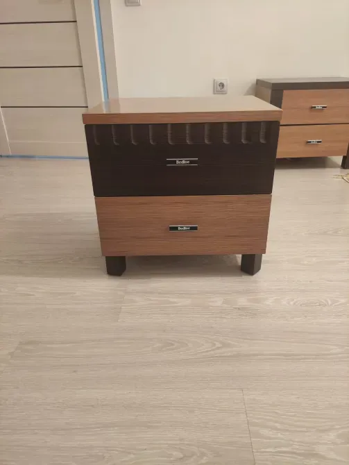 Ночной столик с двумя ящиками, сочетающий светлую и темную отделку