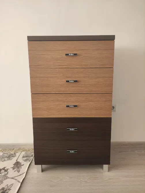 Комод с четырьмя ящиками, комбинирующий светлую и темную текстуры дерева