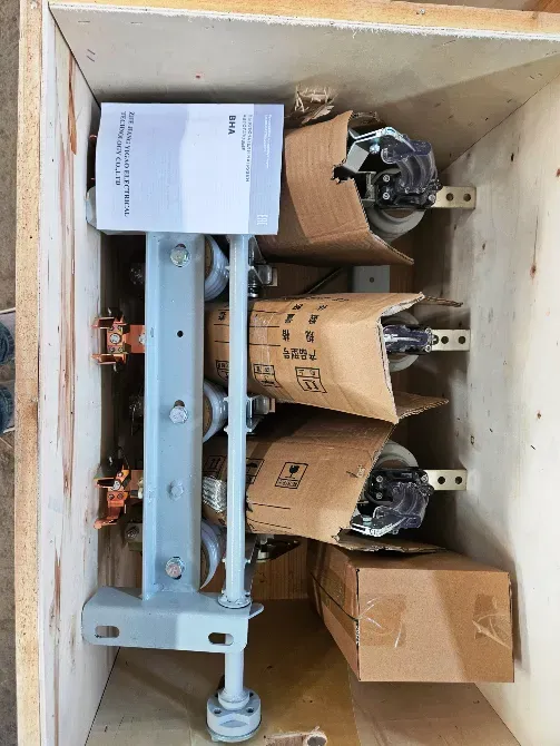 Түрлі компоненттер мен нұсқаулықтарды қамтитын бөлшектер мен орауышы бар қорап