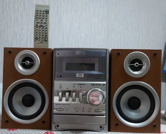 Задняя панель микросистемы JVC с подключениями и разъемами