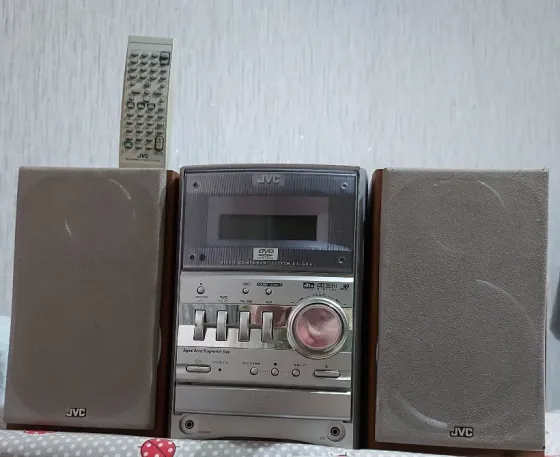 Задняя панель микросистемы JVC с подключениями и разъемами