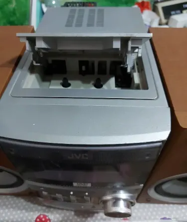 Задняя панель микросистемы JVC с подключениями и разъемами