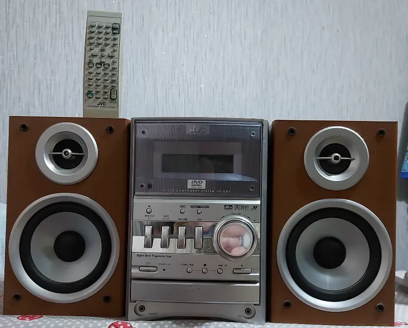 Компактная аудиосистема JVC с крупными динамиками и пультом дистанционного управления