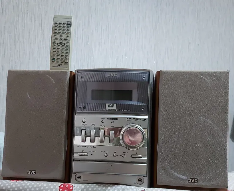 Компактная аудиосистема JVC с двумя колонками и пультом дистанционного управления