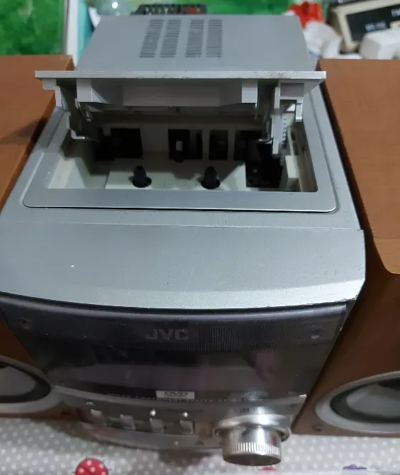 Вид сверху на аудиосистему JVC с открытым отсеком для дисков