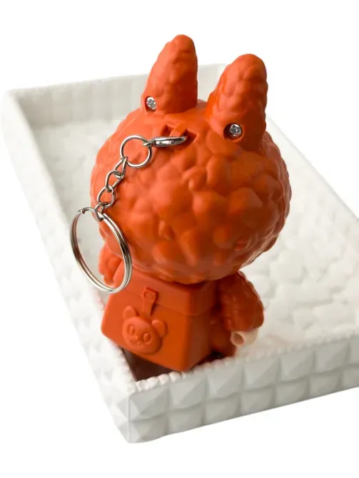 Оранжевая фигурка в виде персонажа с ключем