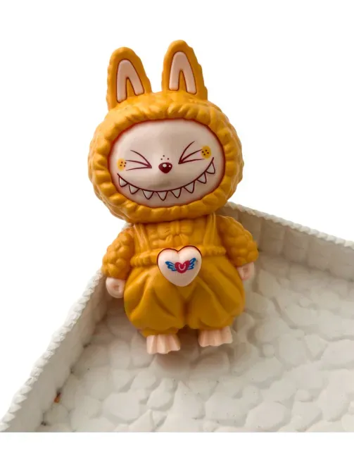 Ярко-желтая фигурка в костюме с радостной улыбкой