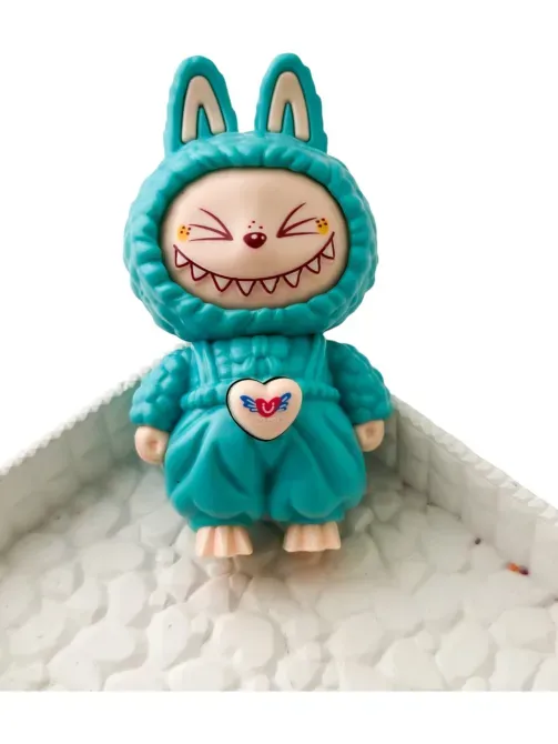 Фигурка в голубом костюме с радостным выражением лица