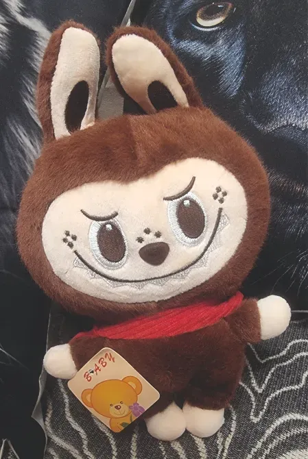 Коричневый зайчик с красным шарфом