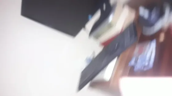 Системный блок компьютера под столом с частичным видимым кабелем