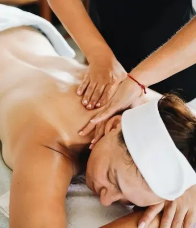 Массаж на голой спине клиента с использованием масел