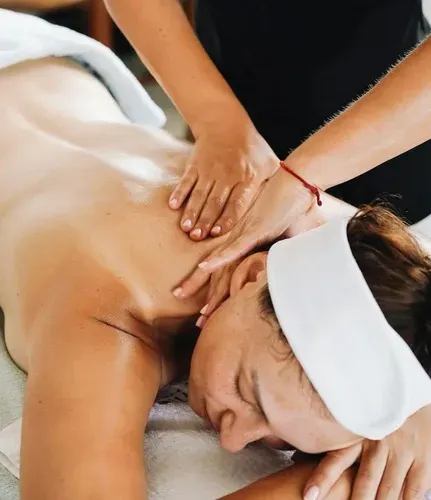 Женщина получает массаж спины в расслабляющей обстановке