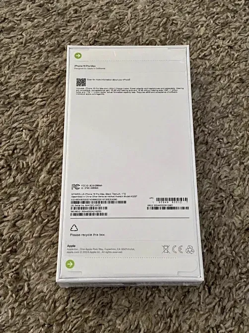 Задняя сторона упаковки смартфона с информацией о продукте