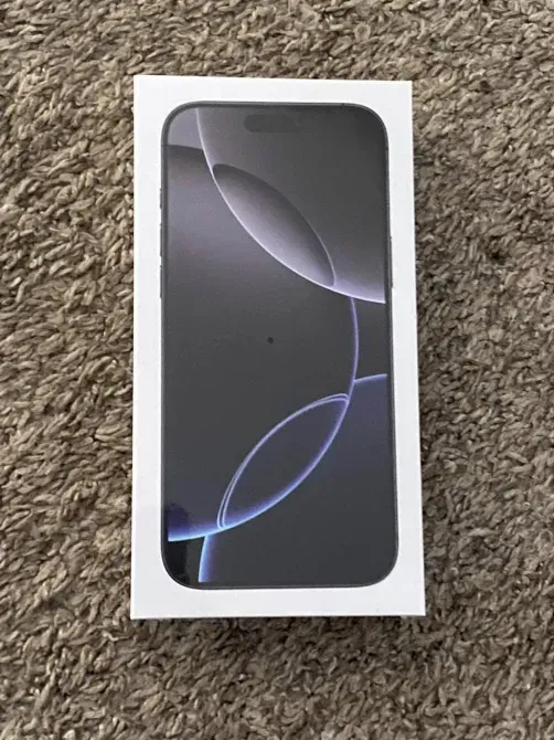 Упаковка смартфона с дизайном экрана на передней стороне