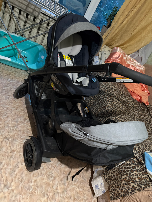 Коляска с двумя местами для детей, вид сбоку