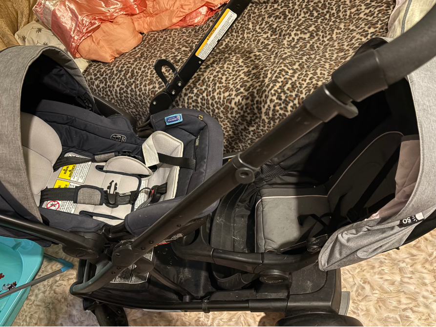 Близкий план коляски с двумя корректными местами для детей