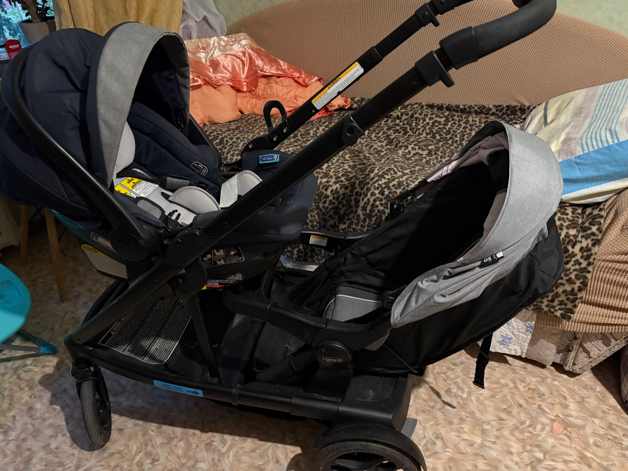 Коляска с двумя адаптированными сиденьями для малышей